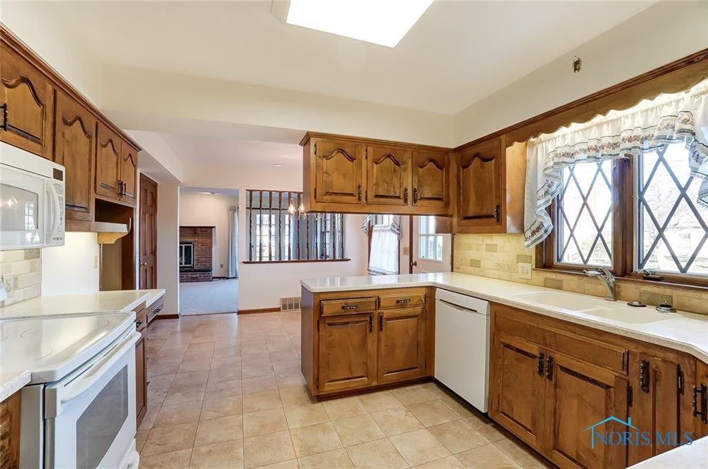 412 Eagle Point Road Rossford, OH 43460 - Photo 5 of 38 Gallery Image 5