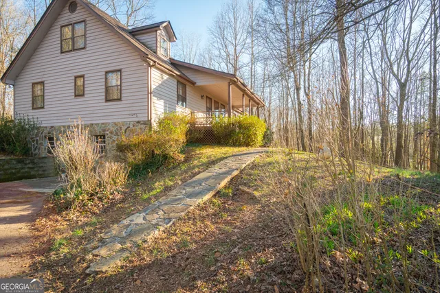 a view of a house with a yard