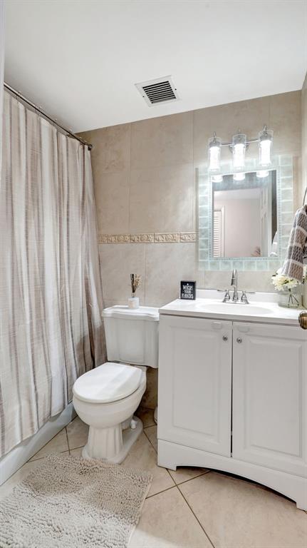 4400 Hillcrest Drive, Unit 719C Hollywood, FL 33021 - Photo 22 of 39 a bathroom with a sink toilet and shower