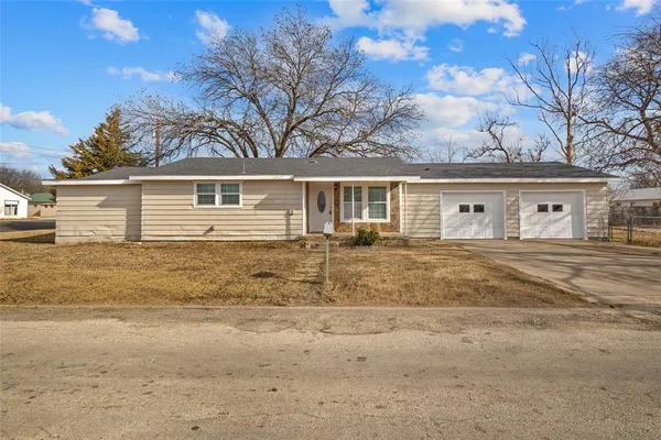 $1,500 | 101 East Williams Street, Bowie, TX 76230