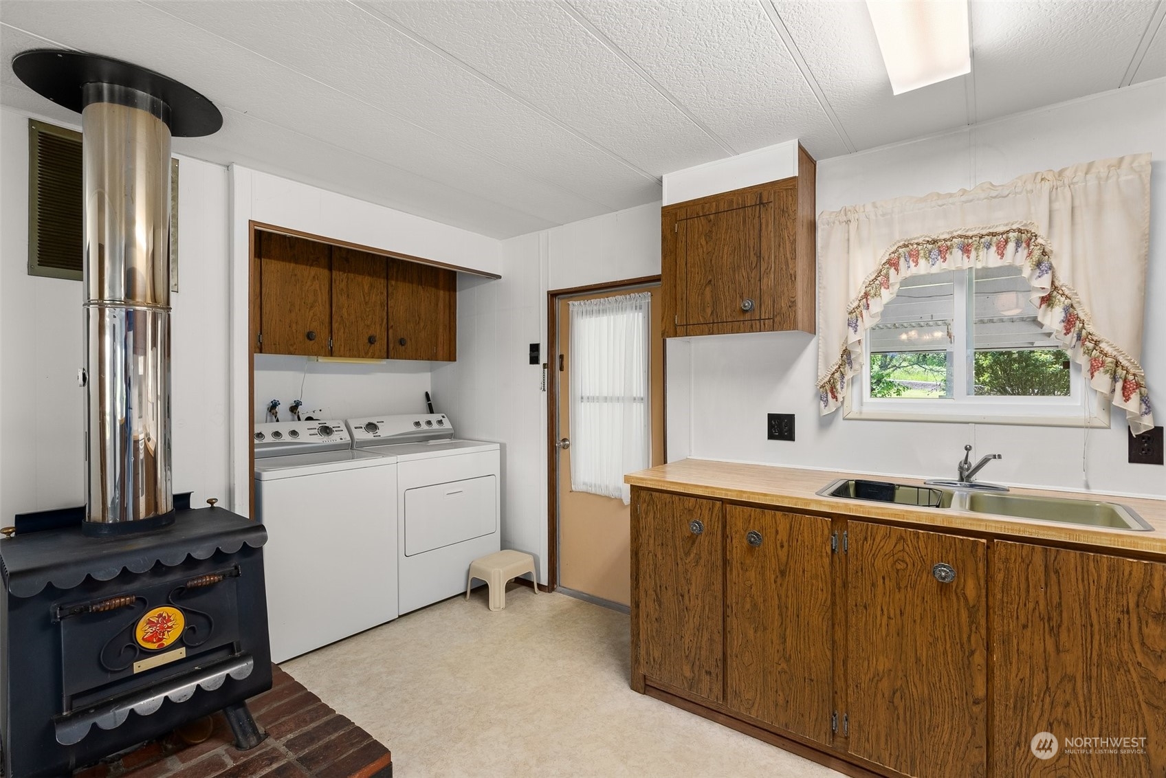 113 Coulson Road Chehalis, WA 98532 - Photo 11 of 25 a kitchen with a sink cabinets and window