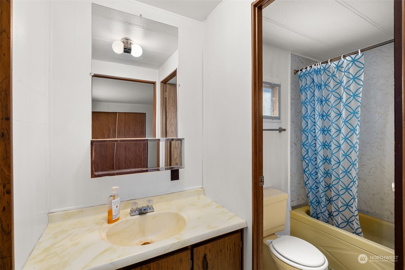 113 Coulson Road Chehalis, WA 98532 - Photo 14 of 25 a bathroom with a sink toilet and shower