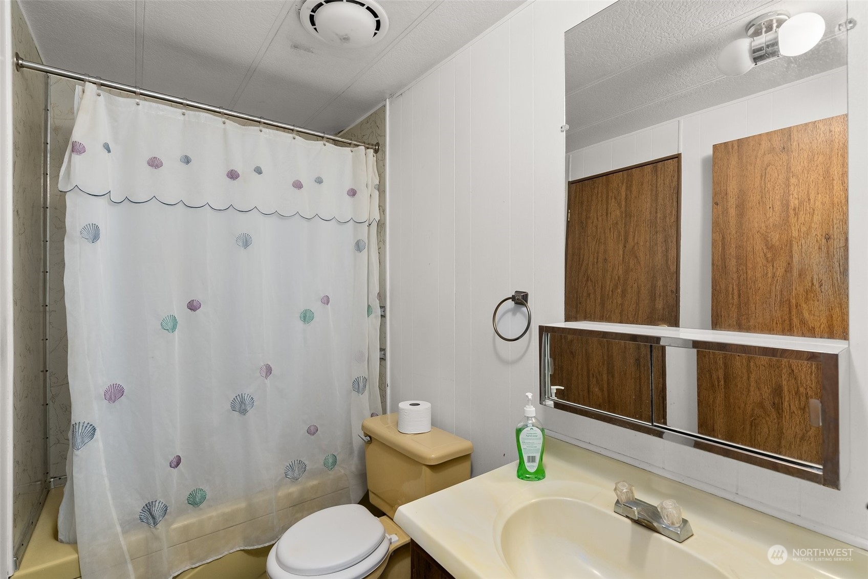 113 Coulson Road Chehalis, WA 98532 - Photo 17 of 25 a bathroom with a sink toilet and shower