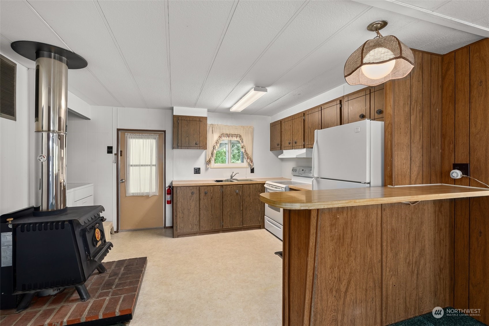 113 Coulson Road Chehalis, WA 98532 - Photo 10 of 25 a kitchen with a refrigerator and a stove