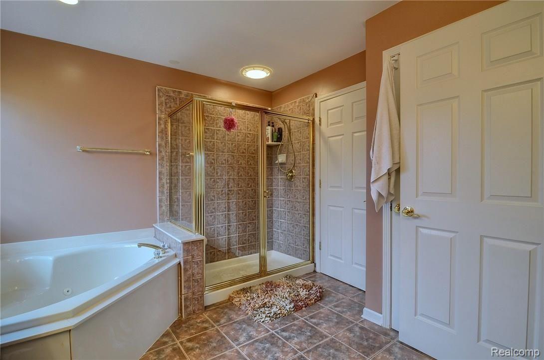 2287 Andover Boulevard Rochester, MI 48306 - Photo 24 of 40 Master_Bathroom_2nd_View.jpg