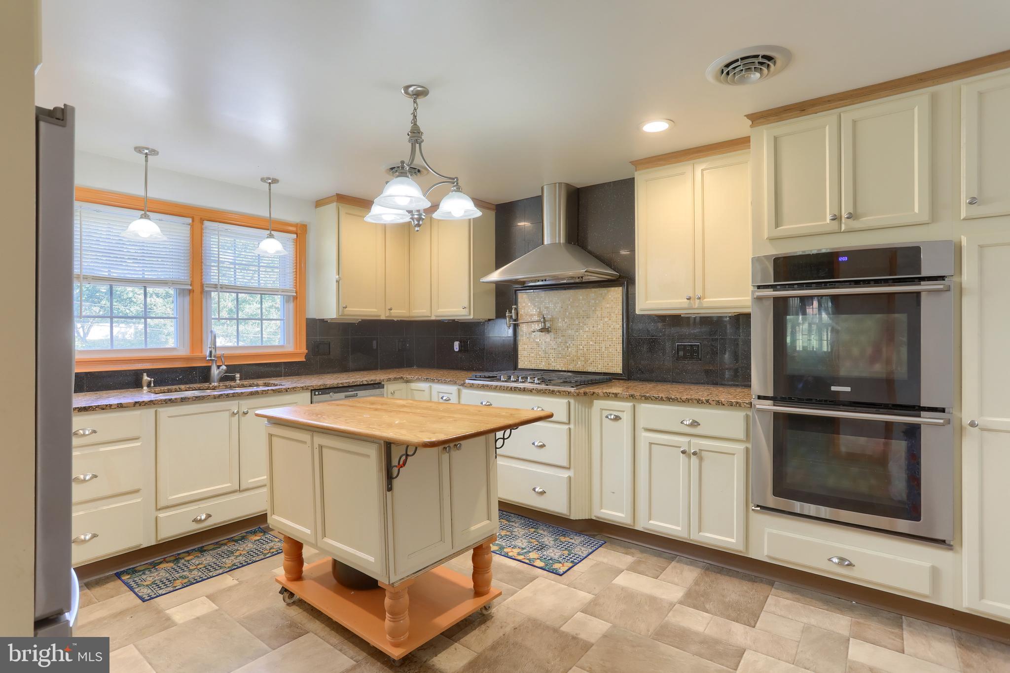 5691 Chambers Hill Road Harrisburg, PA 17111 - Photo 10 of 49