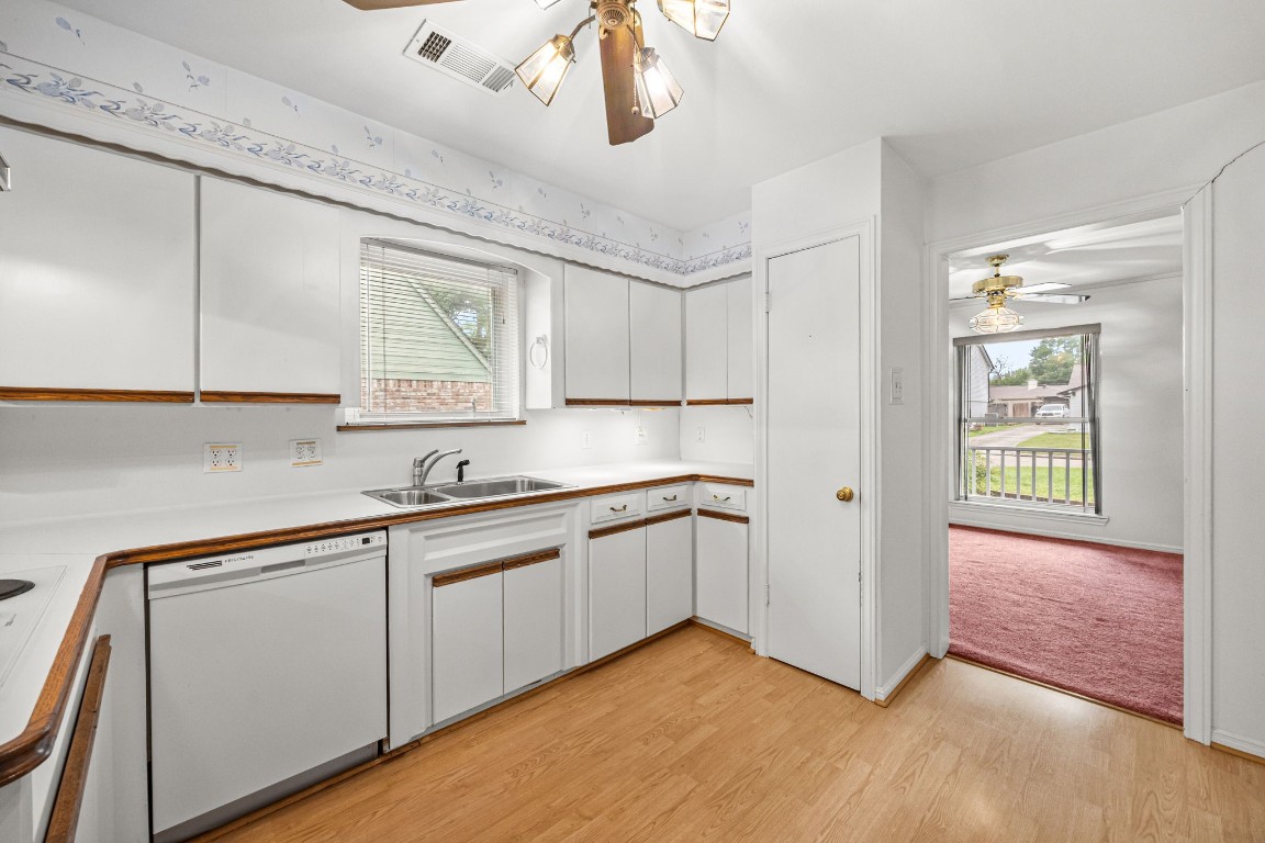 11407 Valley Spring Drive Houston, TX 77043 - Photo 11 of 32 Kitchen.