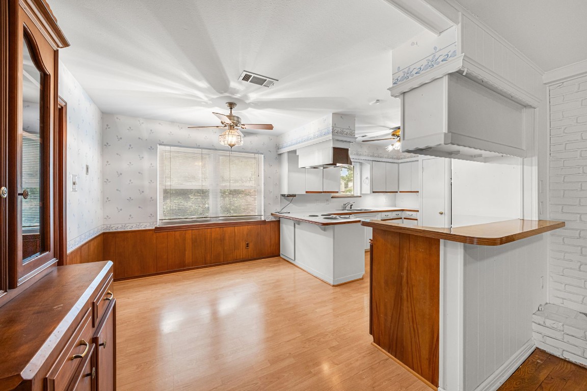 11407 Valley Spring Drive Houston, TX 77043 - Photo 13 of 32 Breakfast area.