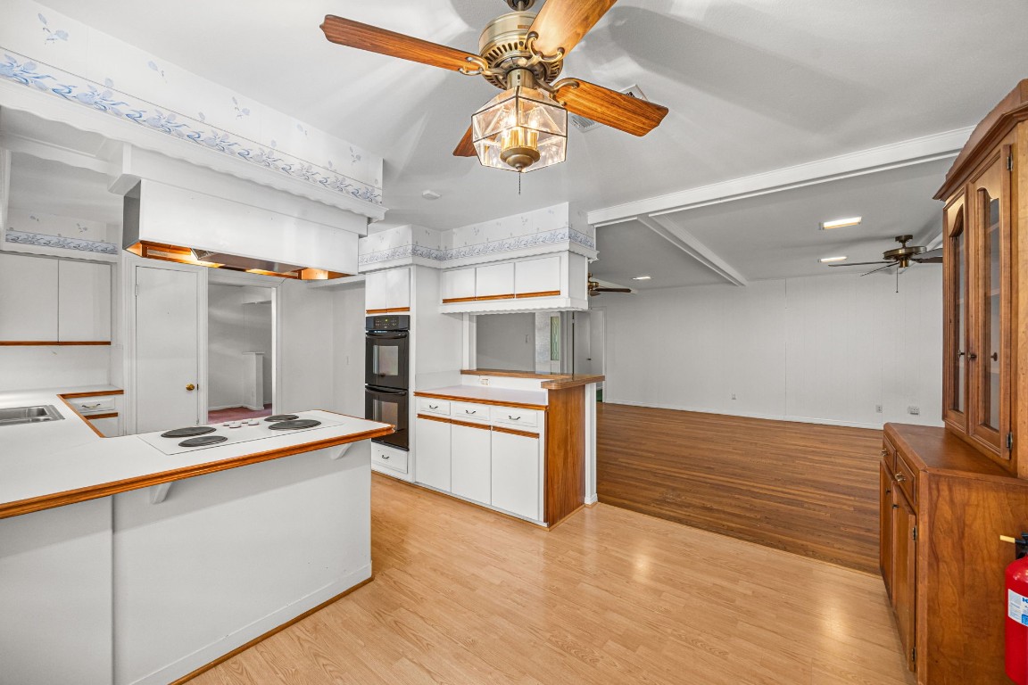 11407 Valley Spring Drive Houston, TX 77043 - Photo 15 of 32 Breakfast area.