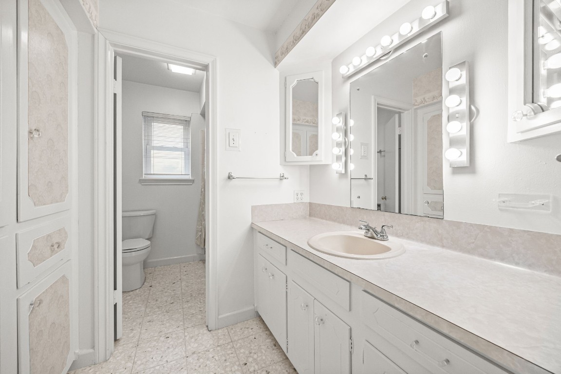 11407 Valley Spring Drive Houston, TX 77043 - Photo 18 of 32 Guest bathroom.