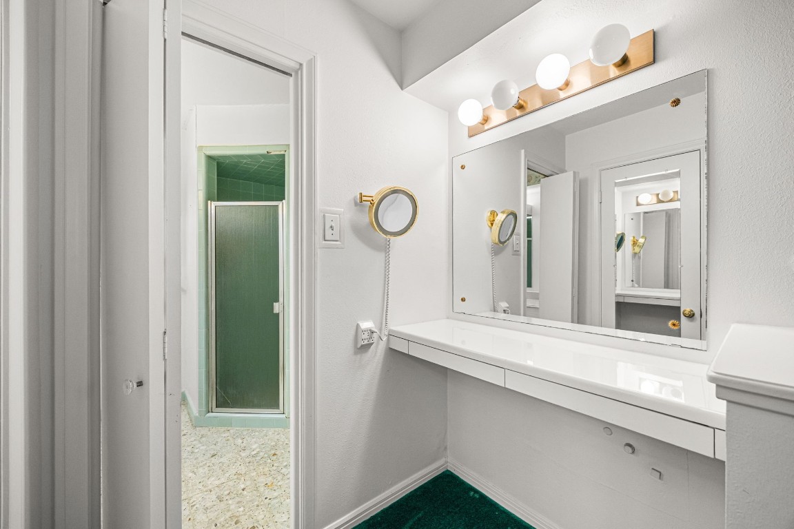 11407 Valley Spring Drive Houston, TX 77043 - Photo 24 of 32 Primary bathroom.