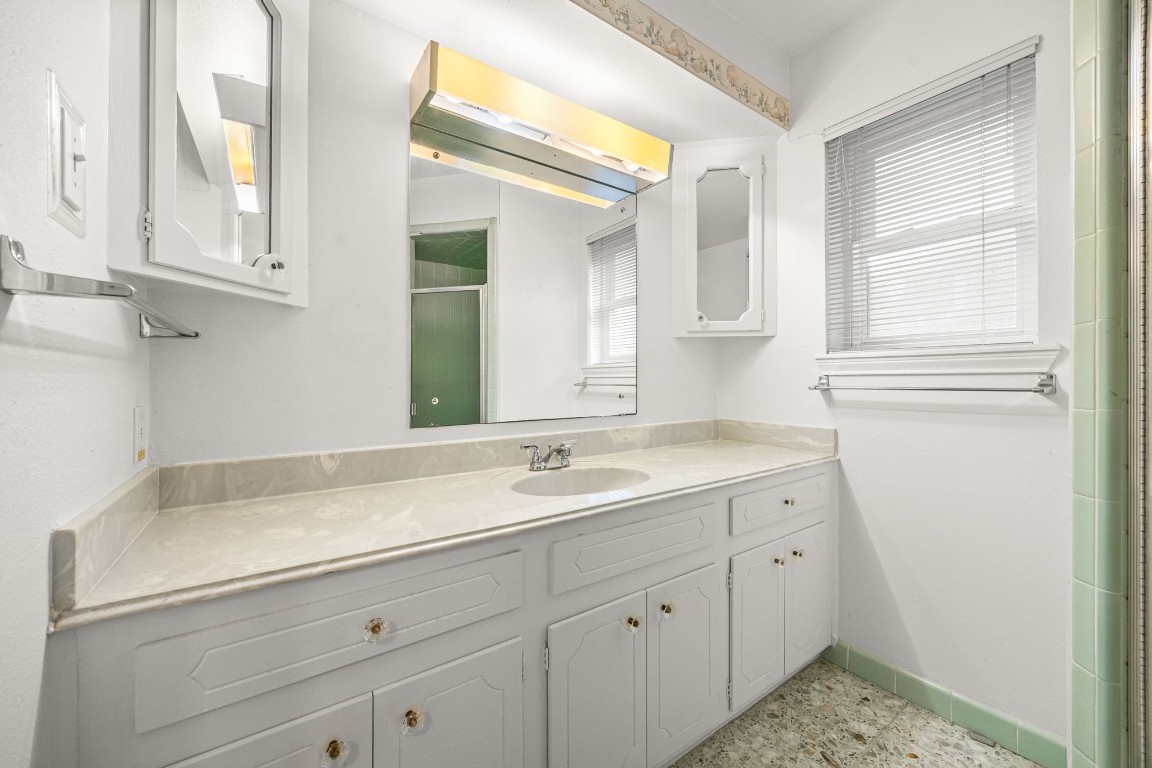 11407 Valley Spring Drive Houston, TX 77043 - Photo 25 of 32 Primary bathroom.