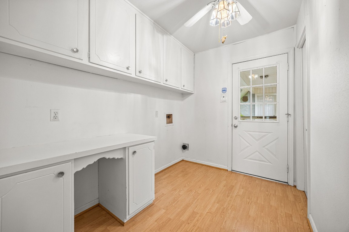 11407 Valley Spring Drive Houston, TX 77043 - Photo 27 of 32 Laundry room.