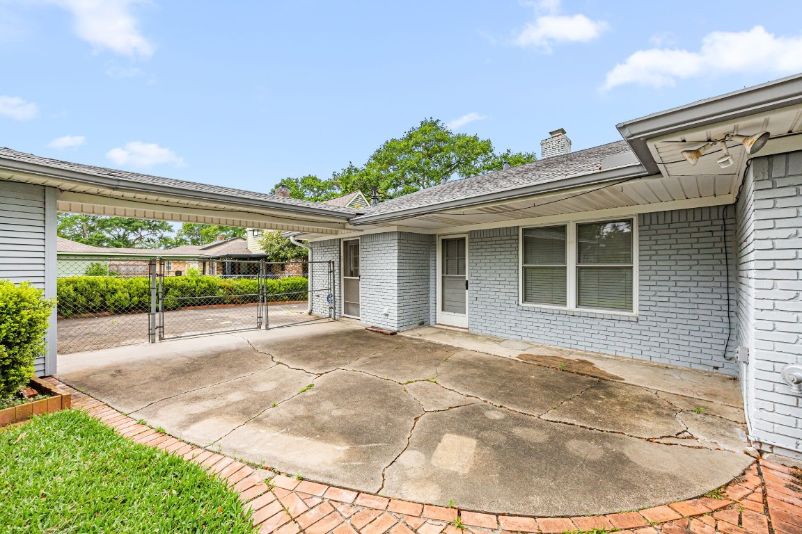 11407 Valley Spring Drive Houston, TX 77043 - Photo 28 of 32 Back patio.