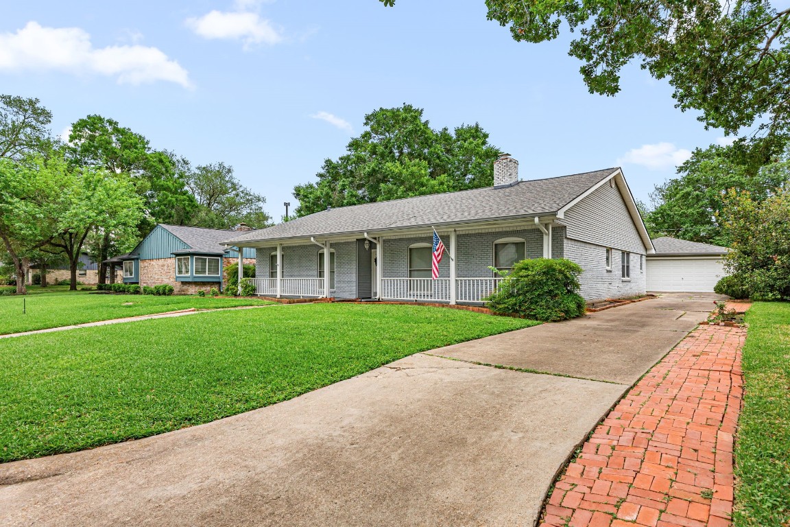 11407 Valley Spring Drive Houston, TX 77043 - Photo 3 of 32 Long drivewway.