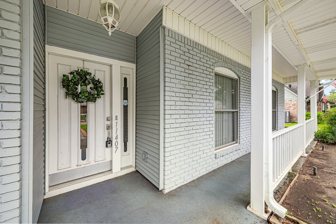 11407 Valley Spring Drive Houston, TX 77043 - Photo 4 of 32 Front porch.