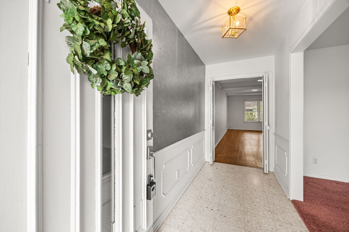 11407 Valley Spring Drive Houston, TX 77043 - Photo 5 of 32 Entry way.