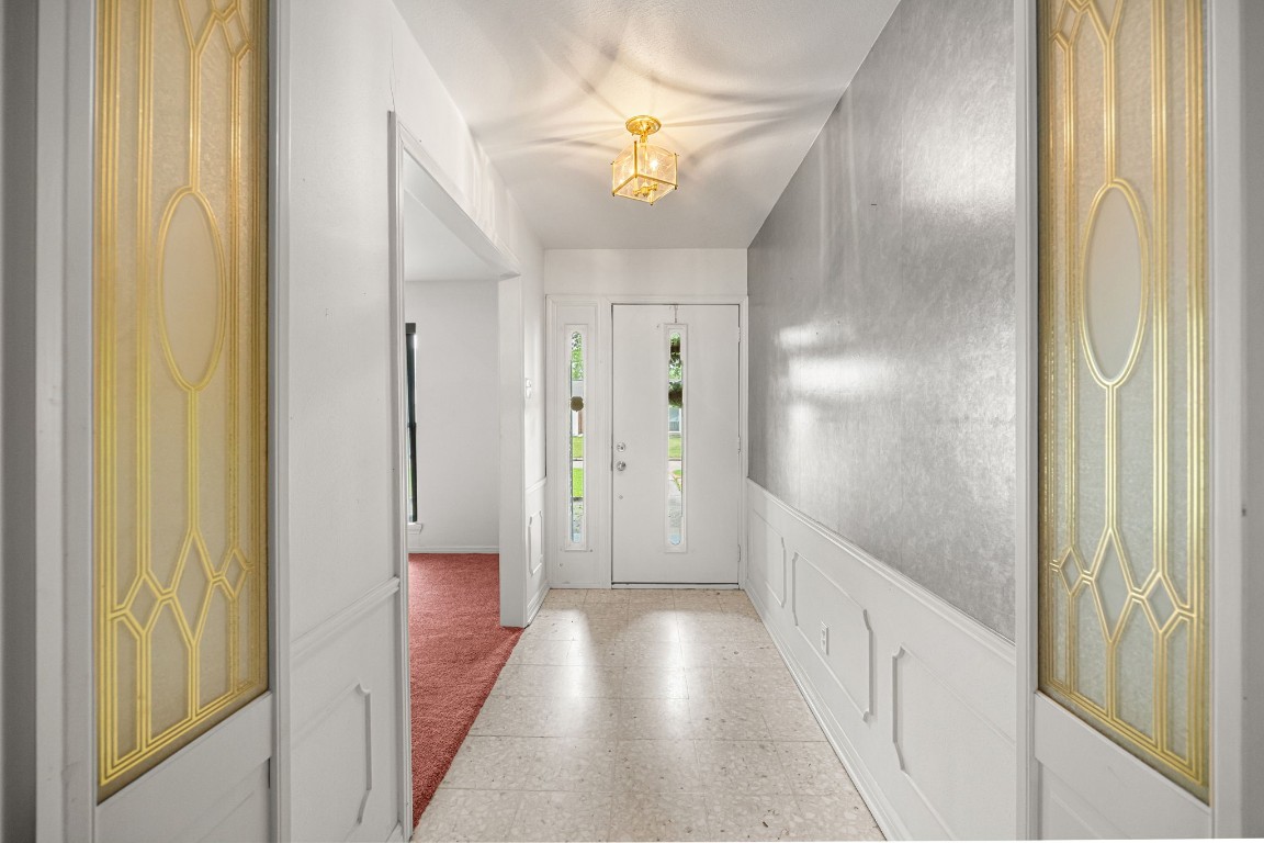 11407 Valley Spring Drive Houston, TX 77043 - Photo 6 of 32 Entry way.