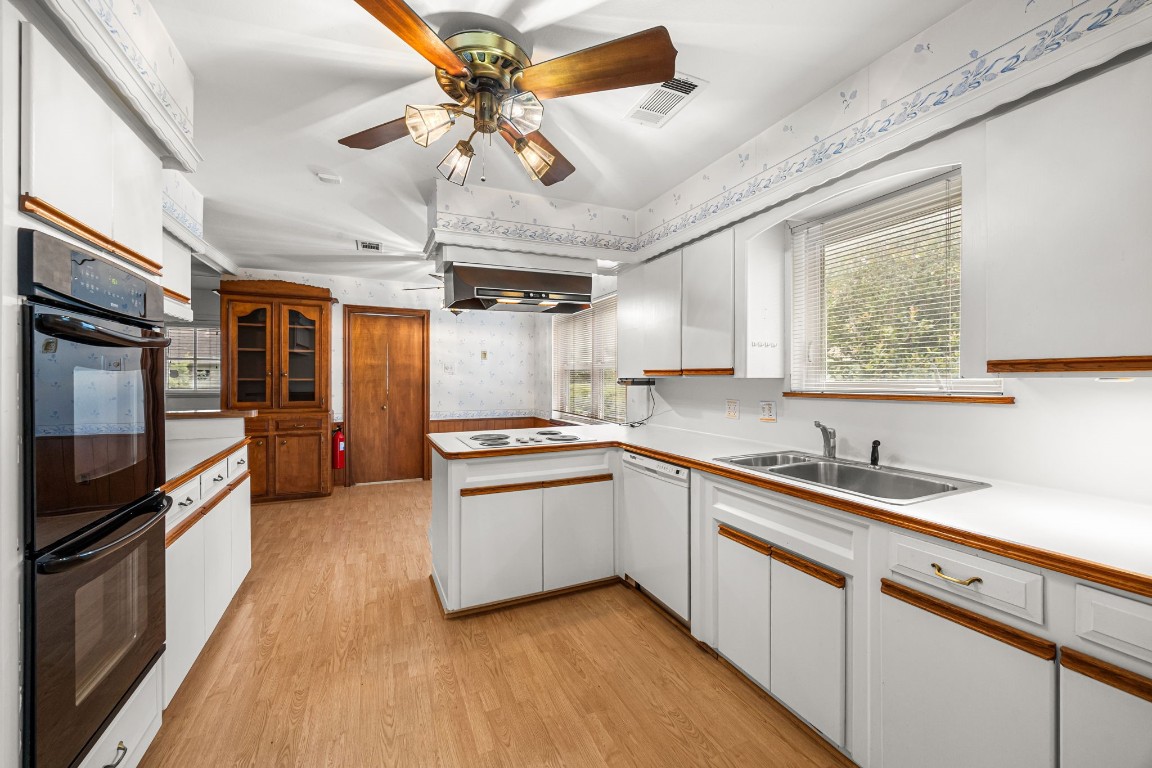 11407 Valley Spring Drive Houston, TX 77043 - Photo 10 of 32 Kitchen.