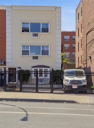 $935,000 | 831 Longfellow Avenue | Hunts Point