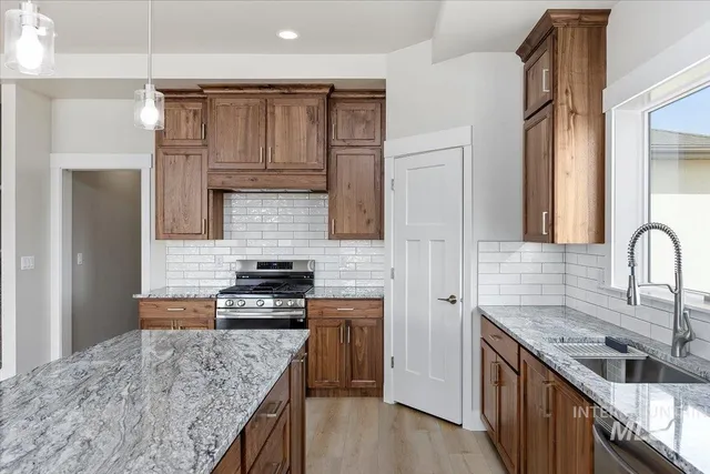 $699,999 | 3828 Susan Circle East, Hansen, ID 83334