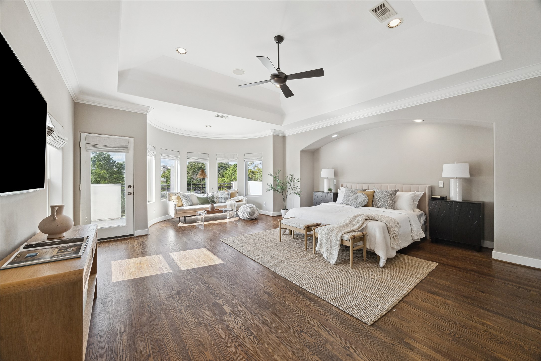 6310 Taggart Street, Unit B Houston, TX 77007 - Photo 16 of 37 a spacious bedroom with a large bed a flat screen tv and a large window