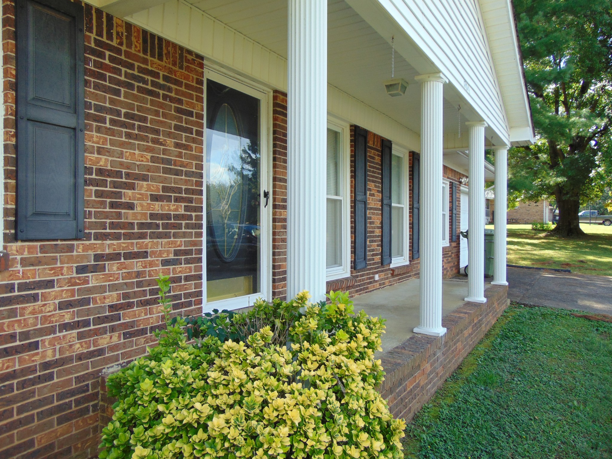 1704 Ann Road Lawrenceburg, TN 38464 - Photo 4 of 20 a front view of a house with a garden