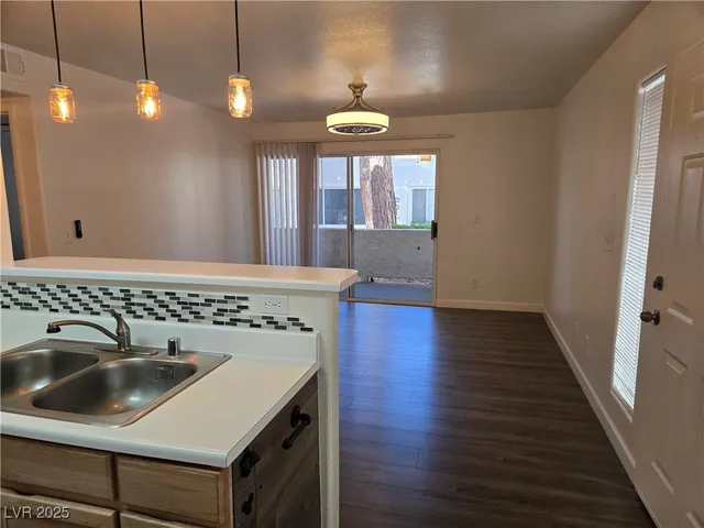 $1,095 | 3168 Tarpon, Unit 103, Las Vegas, NV 89120