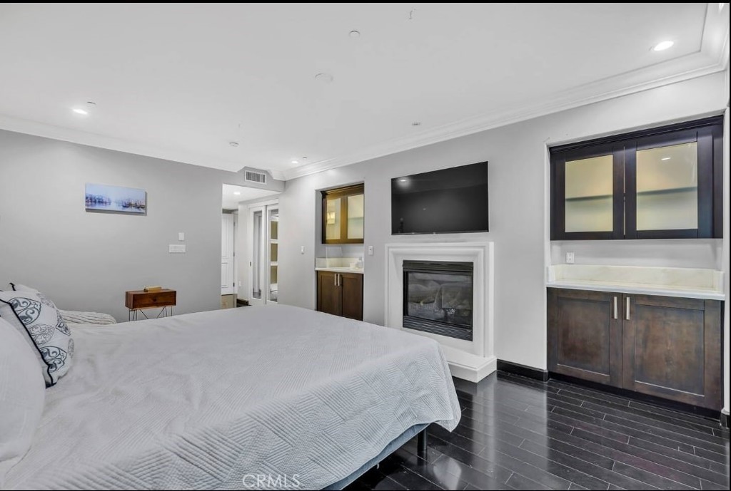 155 Cordova Street, Unit 203 Pasadena, CA 91105 - Photo 31 of 57 a spacious bedroom with a bed and a flat screen tv