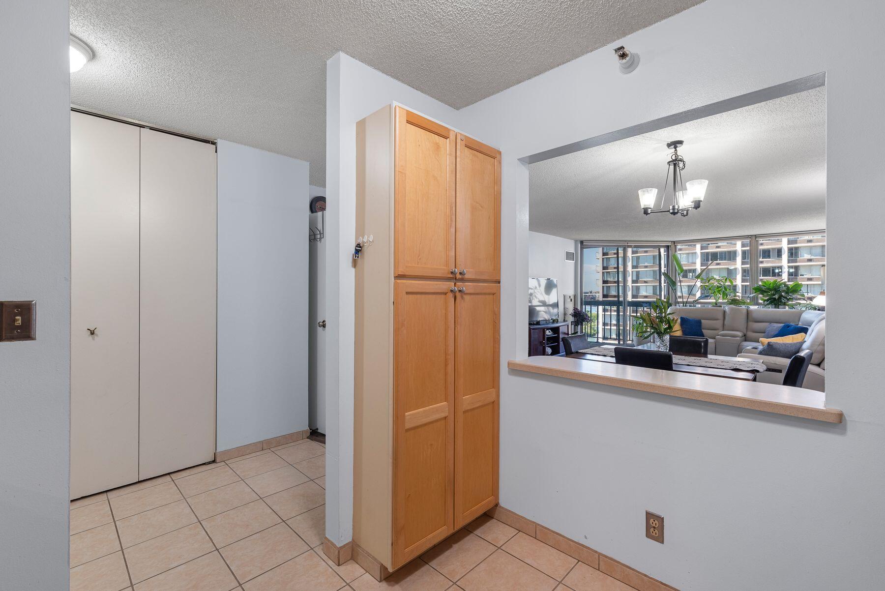1660 North Prospect Avenue, Unit 1207 Milwaukee, WI 53202 - Photo 4 of 14 Kitchen