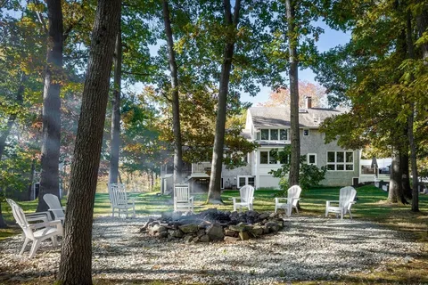 a view of a house with backyard