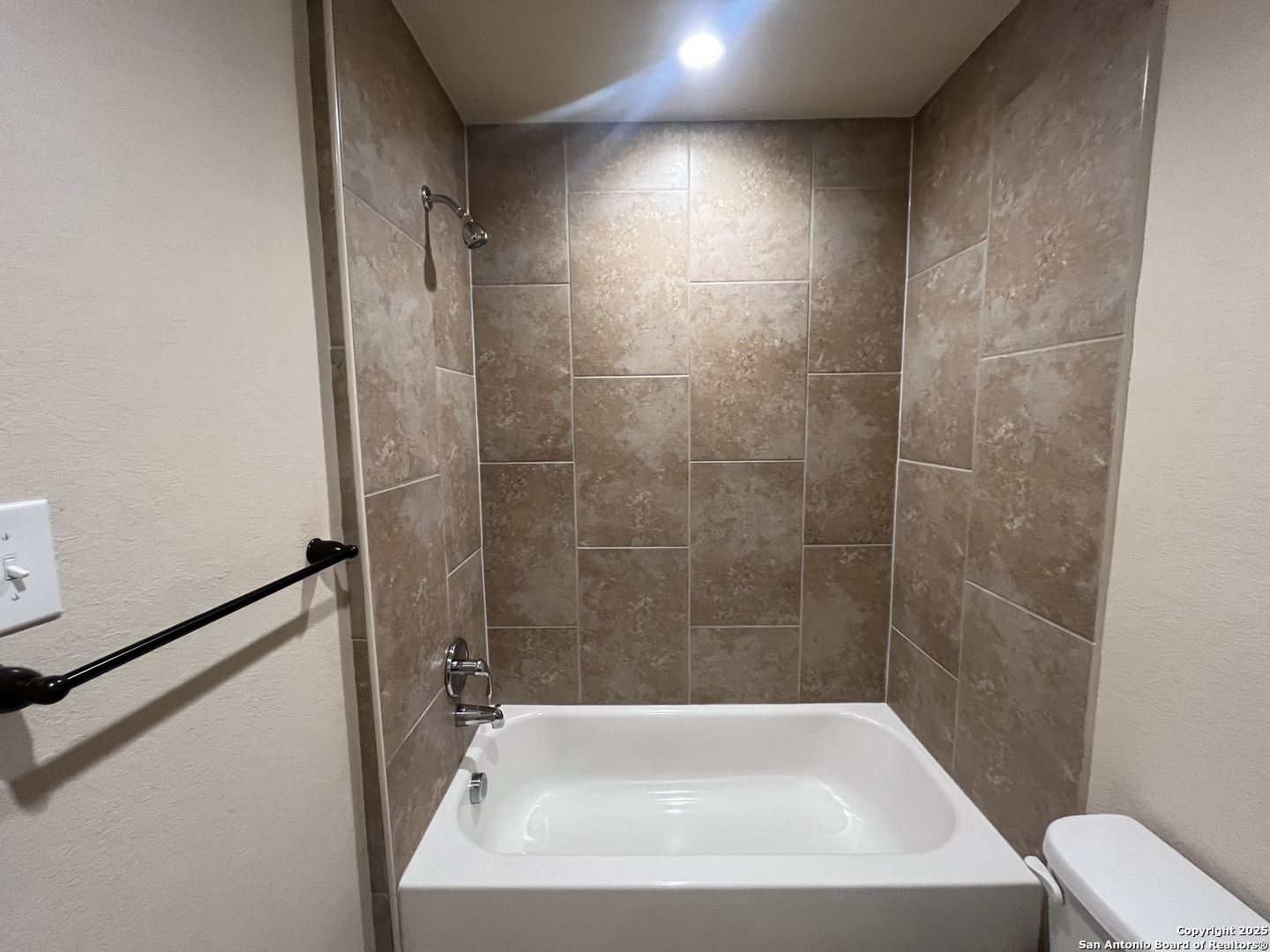 6530 Marcel Way, Unit 103 San Antonio, TX 78233 - Photo 28 of 31 a bathroom with a bathtub