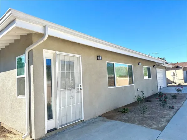 a view of a house with backyard