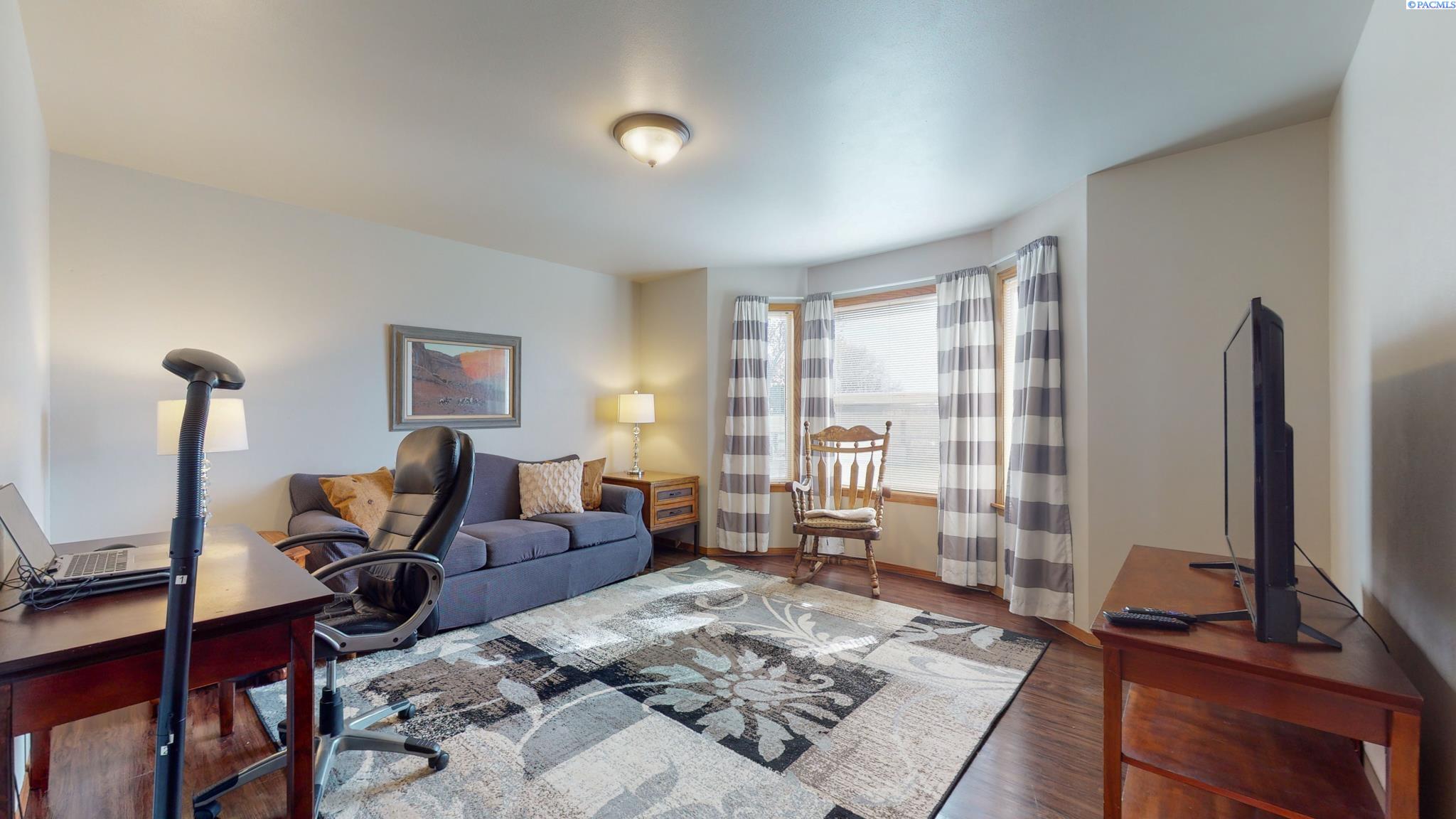 4004 Hicks Road Grandview, WA 98930 - Photo 11 of 30 Gallery Image 11