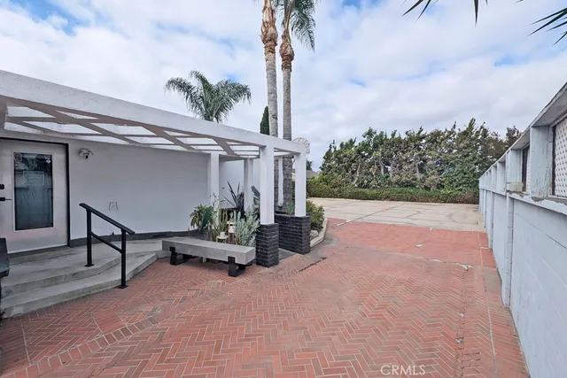 a view of a backyard