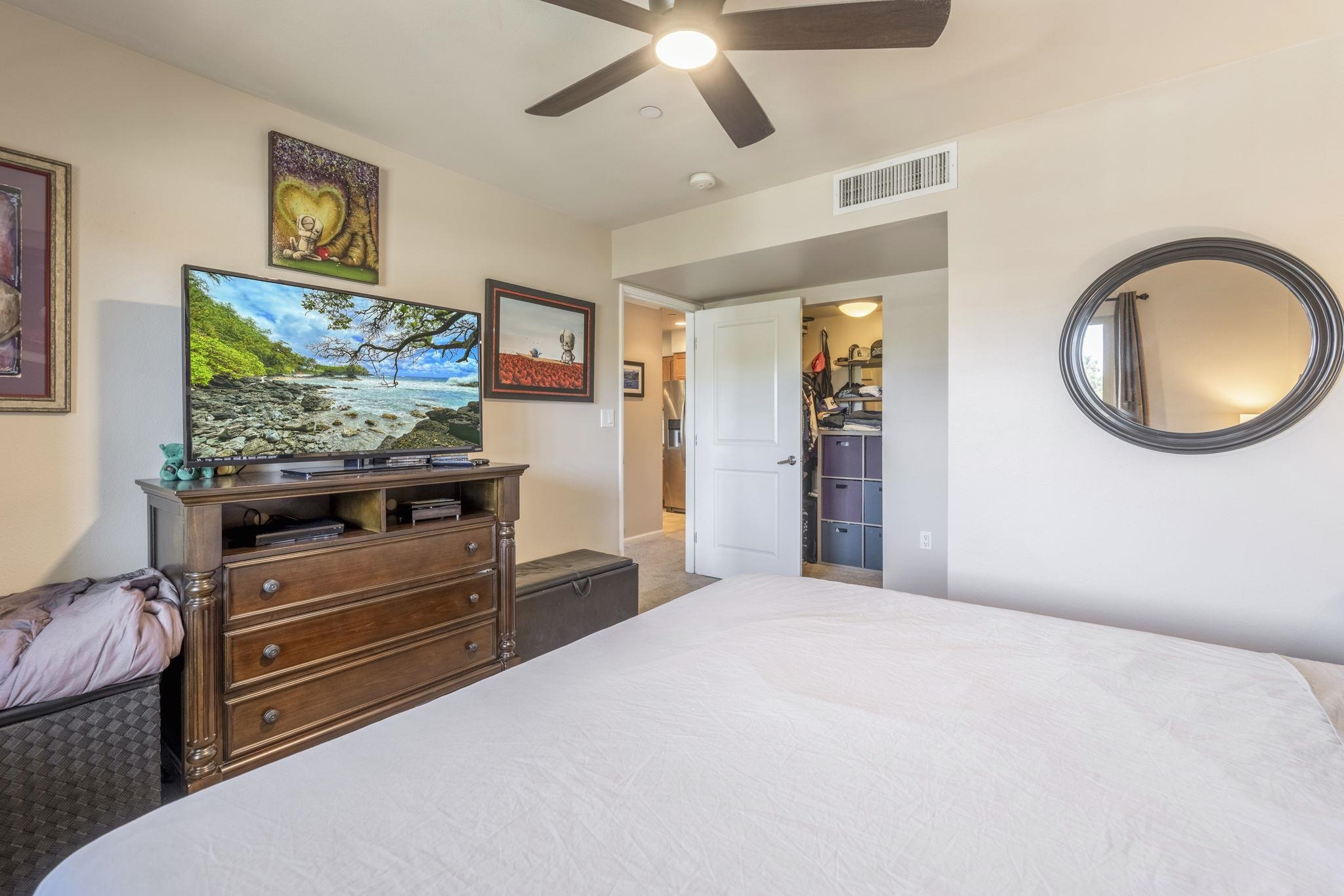 44 Kanani Road, Unit 2202 Kihei, HI 96753 - Photo 19 of 42 a bedroom with a bed and furniture