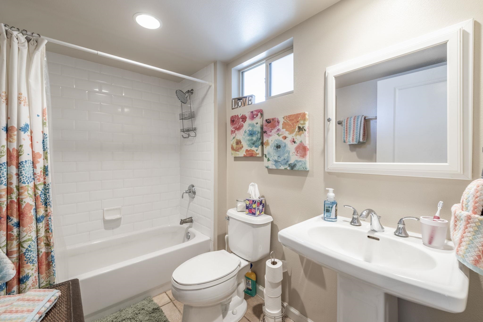 44 Kanani Road, Unit 2202 Kihei, HI 96753 - Photo 21 of 42 a bathroom with a sink toilet and a bathtub