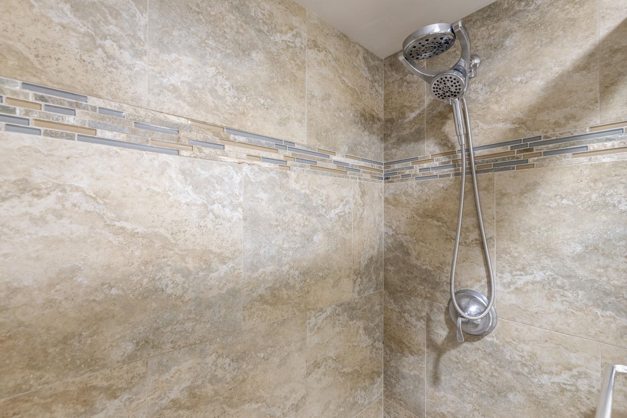 44 Kanani Road, Unit 2202 Kihei, HI 96753 - Photo 25 of 42 a bathroom with a shower