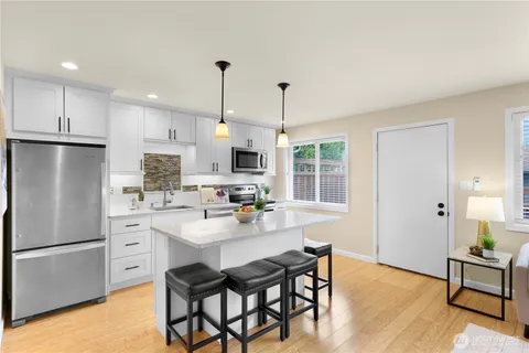 $425,000 | 4050 West Lake Sammamish Parkway Northeast, Unit 2, Redmond, WA 98052