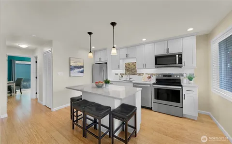 $425,000 | 4050 West Lake Sammamish Parkway Northeast, Unit 2, Redmond, WA 98052