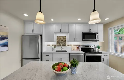 $425,000 | 4050 West Lake Sammamish Parkway Northeast, Unit 2, Redmond, WA 98052