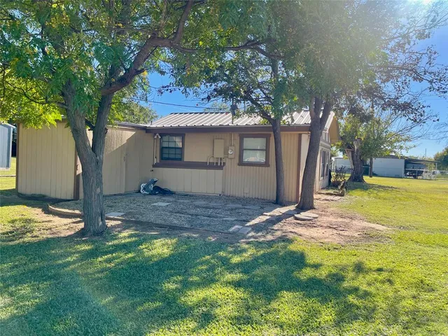 a view of a yard with an tree