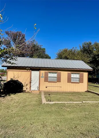 a view of a house with a backyard