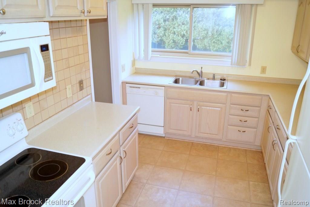 4041 West Maple Road, Unit 201 Bloomfield Hills, MI 48301 - Photo 4 of 16 04.JPG