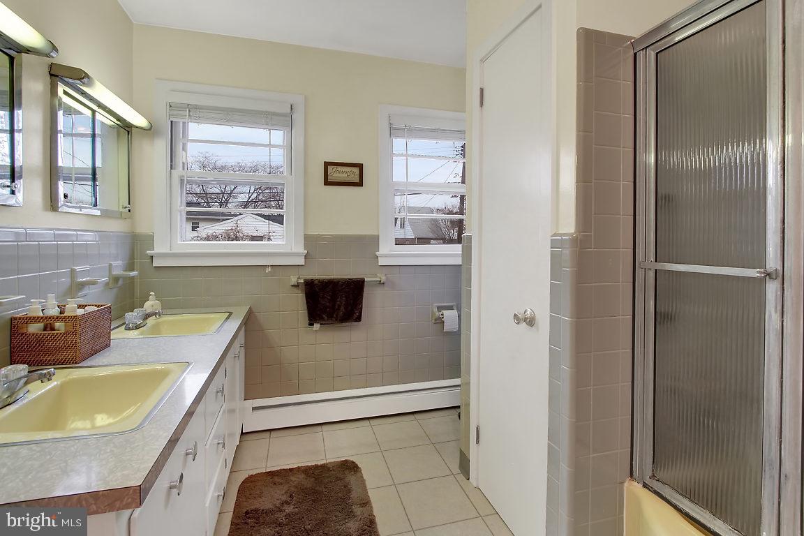 427 Parkside Road Camp Hill, PA 17011 - Photo 16 of 25 Bathroom