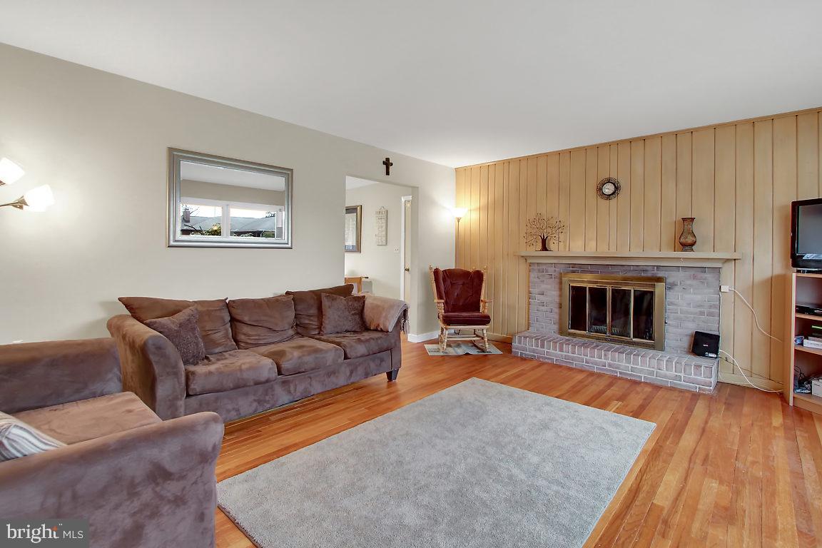 427 Parkside Road Camp Hill, PA 17011 - Photo 3 of 25 Living Room