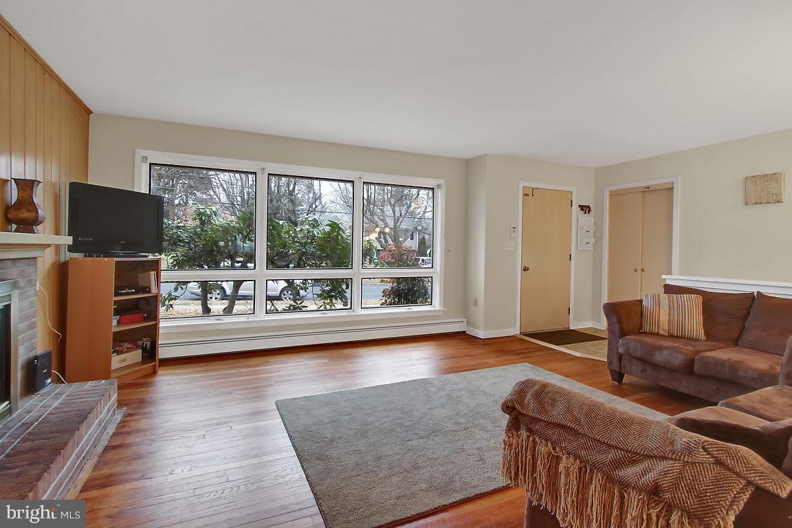 427 Parkside Road Camp Hill, PA 17011 - Photo 5 of 25 Living Room