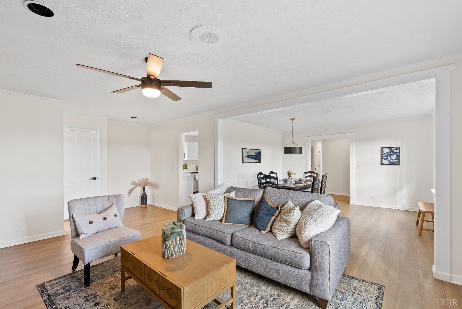 9108 Wheelers Spring Road Appomattox, VA 24522 - Photo 3 of 50 a living room with furniture