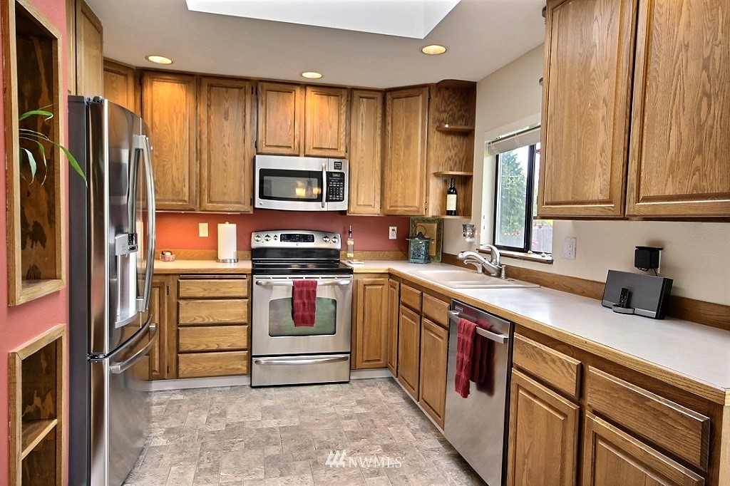 3917 Northeast 6th Street Renton, WA 98056 - Photo 6 of 24