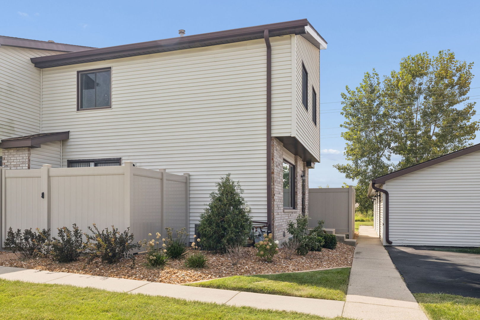 1073 Southgate Road New Lenox, IL 60451 - Photo 2 of 17 Gallery Image 2